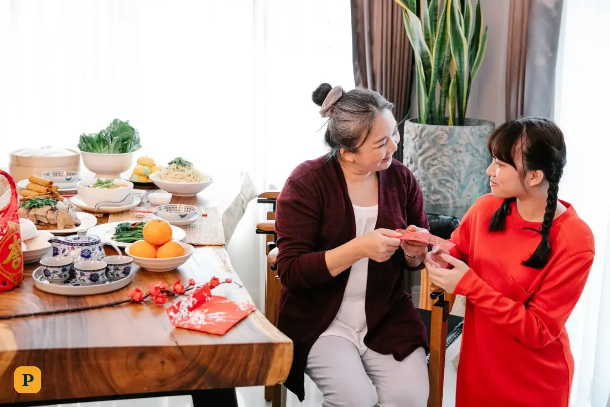 祖母在新年團聚時與孫女聊天